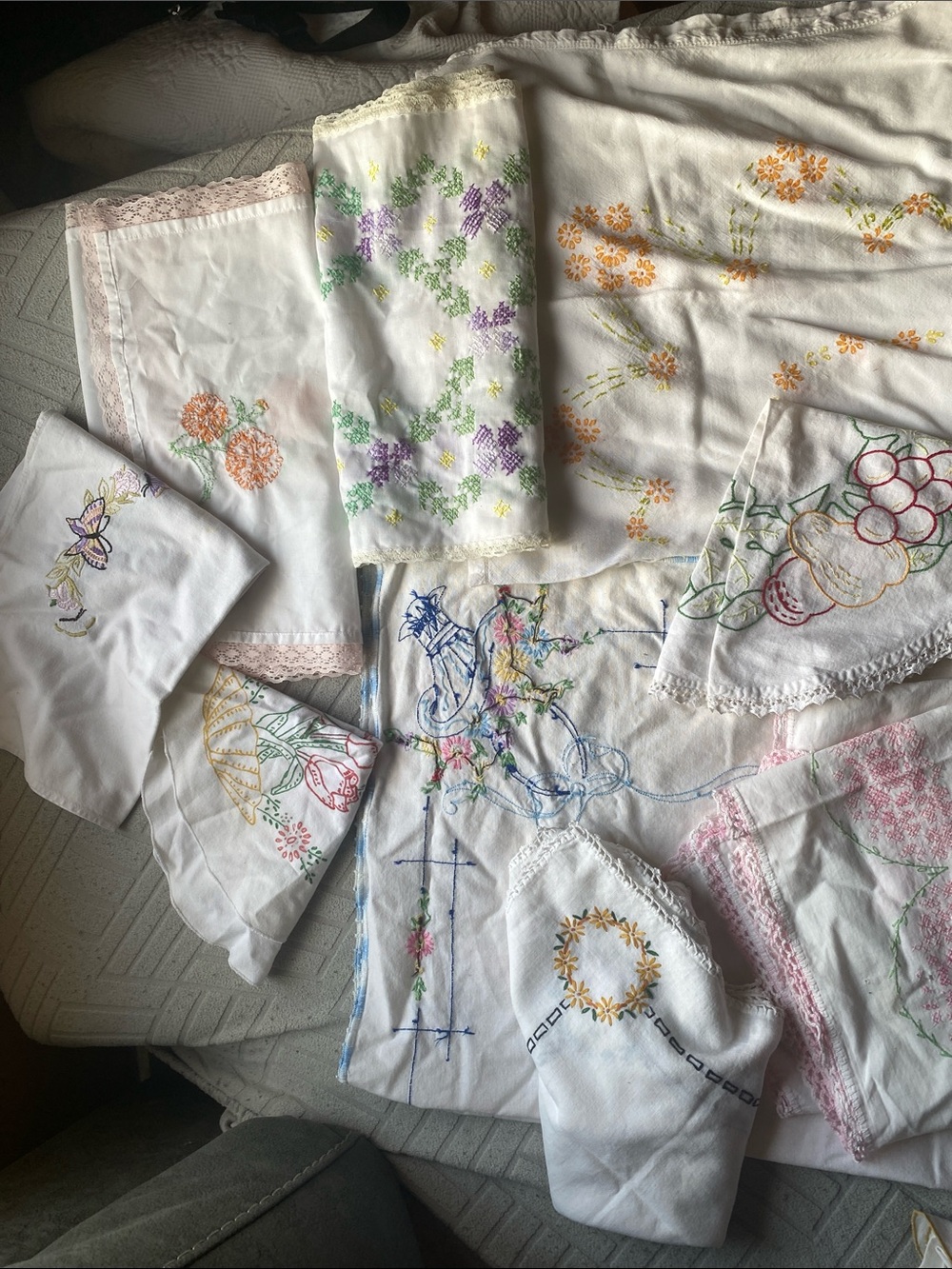 Vintage Embroidered Linen Napkins & Table Cloth Runners - Floral Mix